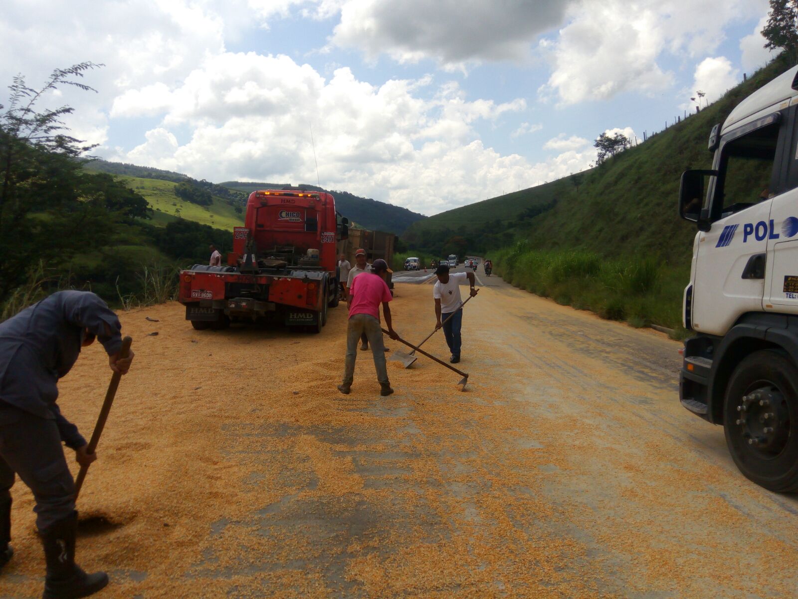 Portal Capara Carreta Tomba E Atinge Dois Carros Na Br